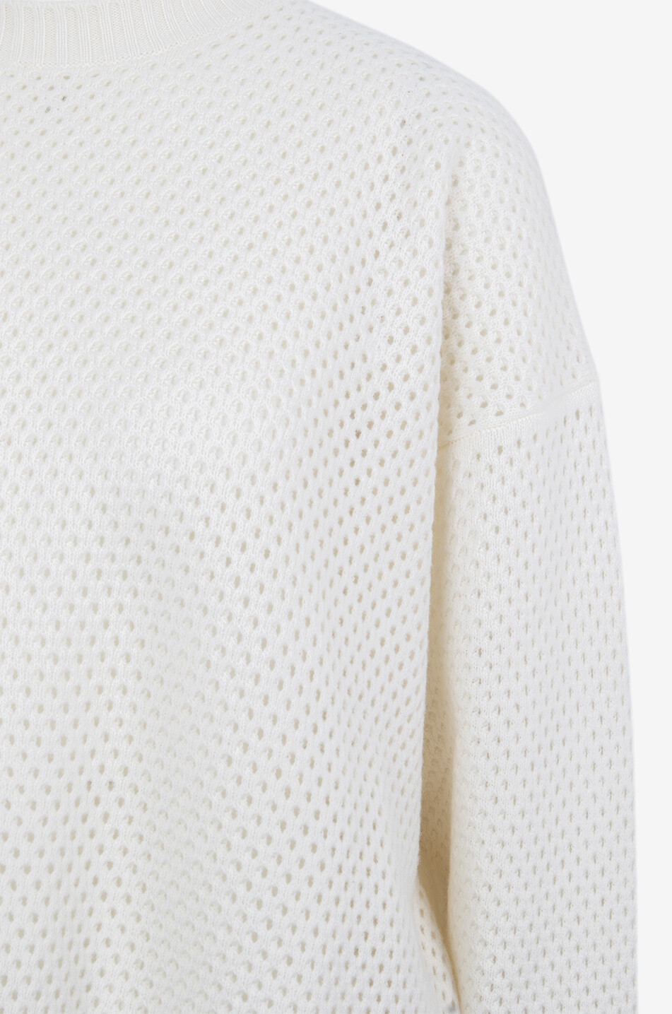 Weiter Lochstrickpullover aus Platinum-Faden