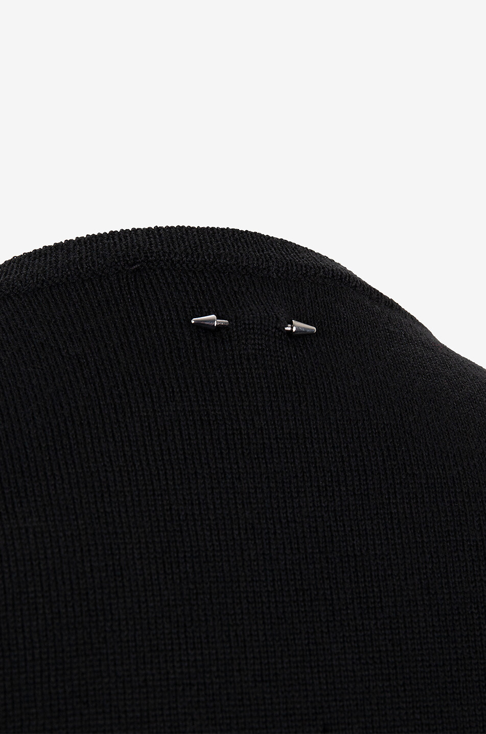 Feiner weiter Schurwollpullover mit sehr tiefem V-Ausschnitt