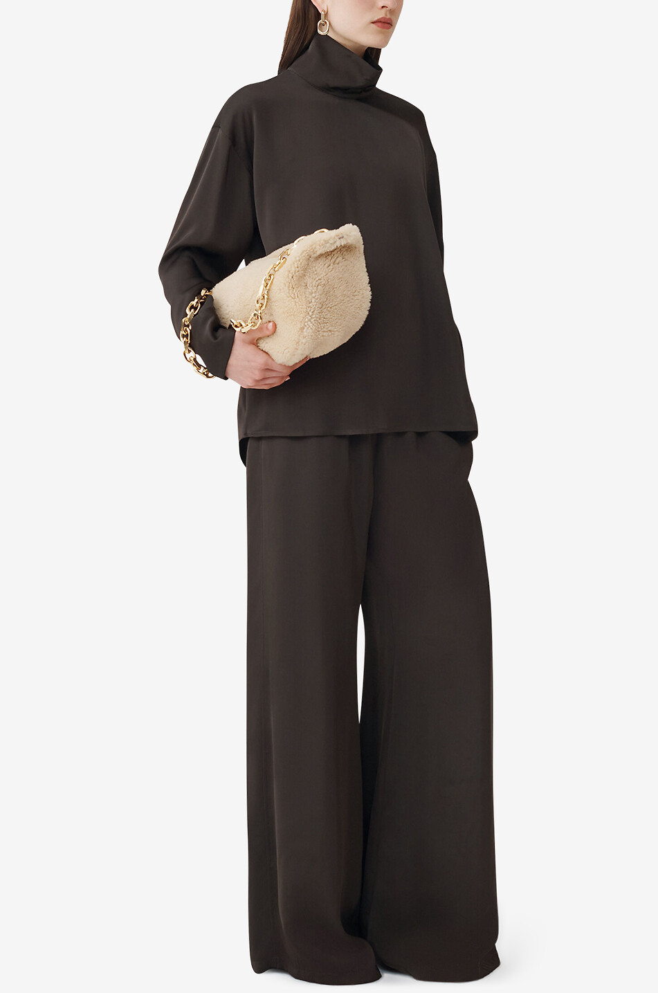 Blouse ample en satin à col montant