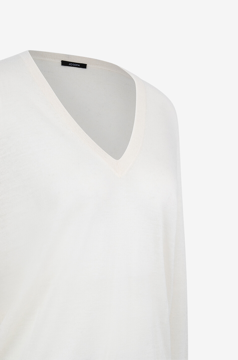 JOSEPH Pull fin à col en V en cachemire Femme BLANC CASSE 3