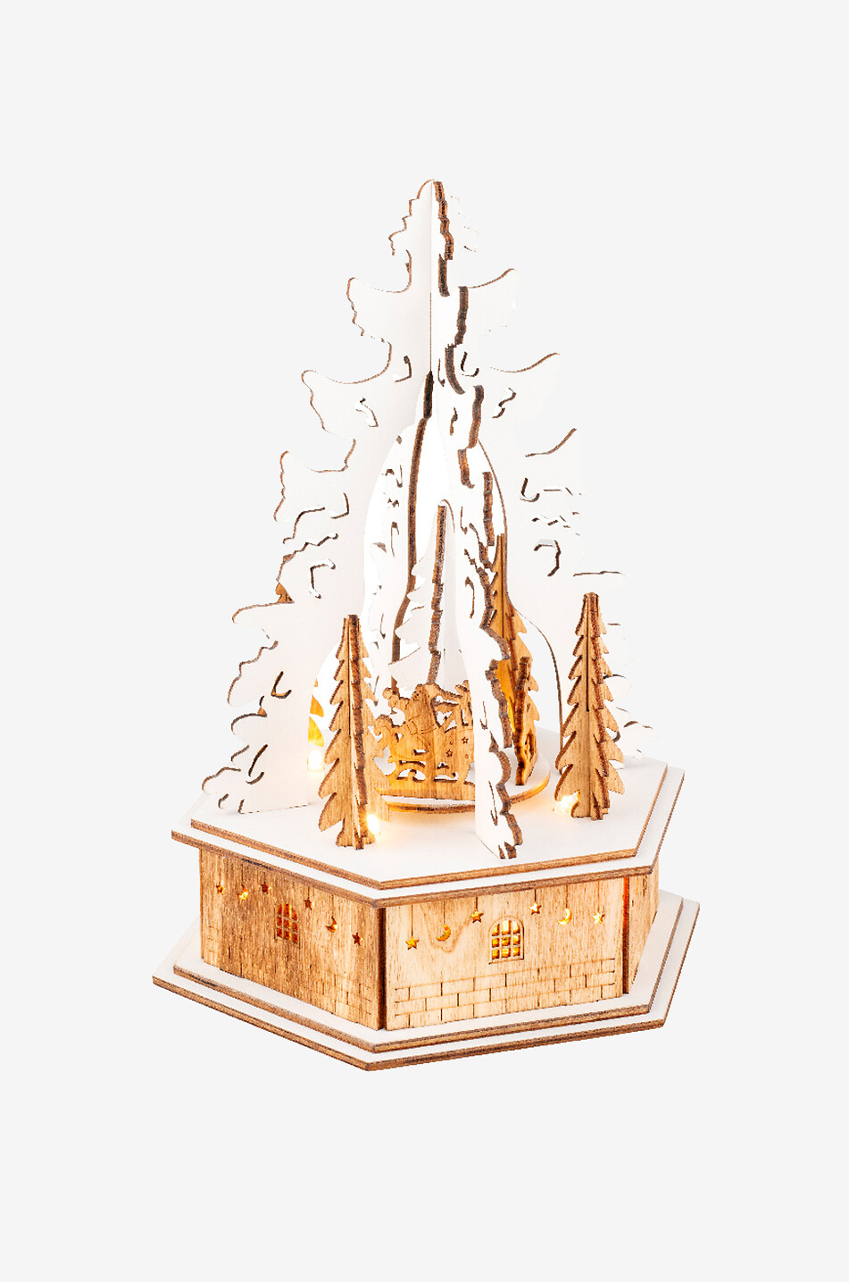 Leuchtende Weihnachtsszene mit Tannen aus Holz