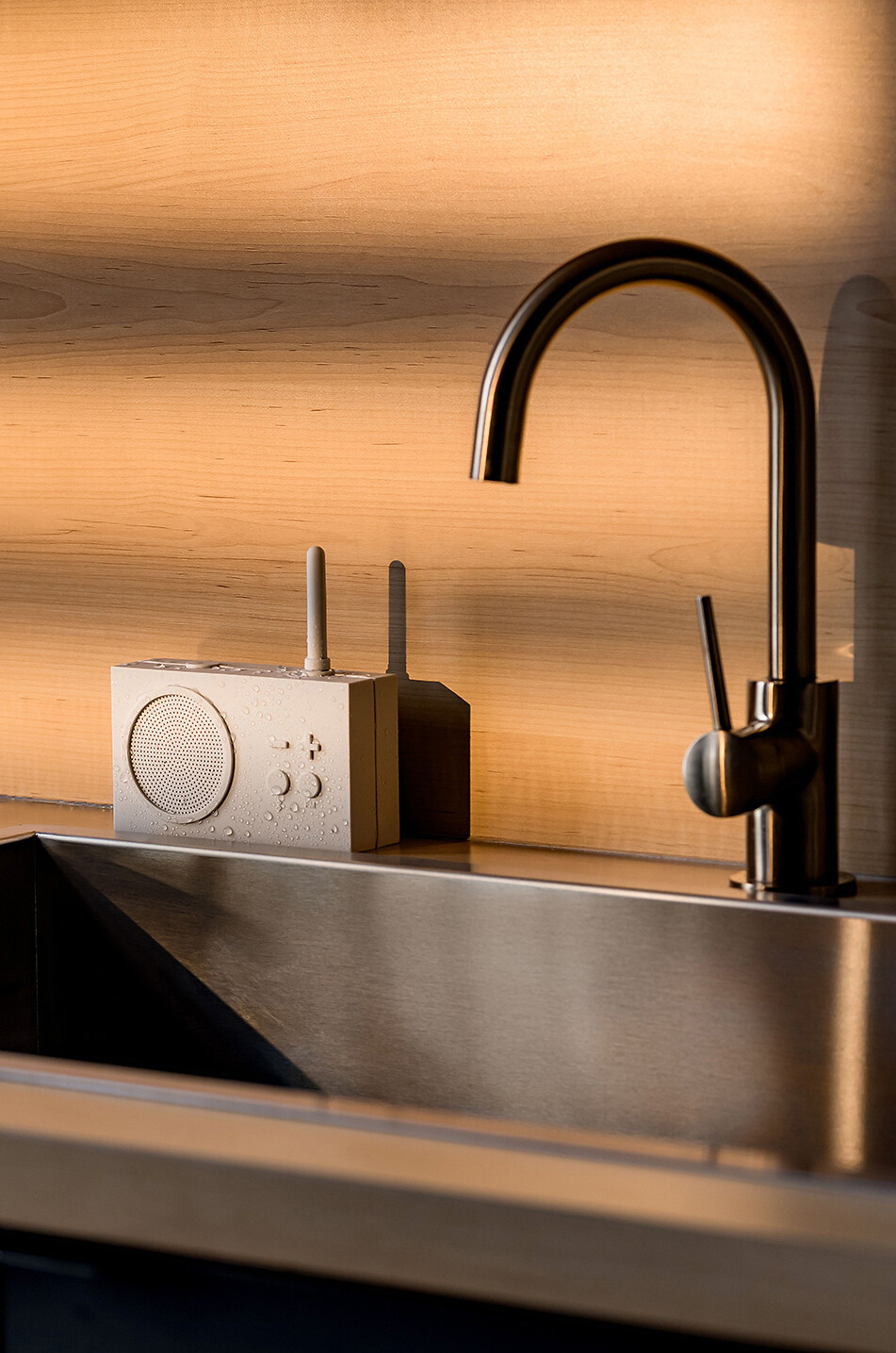 COMPUTERWORKS Tragbares spritzwassergeschütztes FM Radio und 3W Bluetooth-Lautsprecher Lexon Tykho 3 Haus WEISS 4