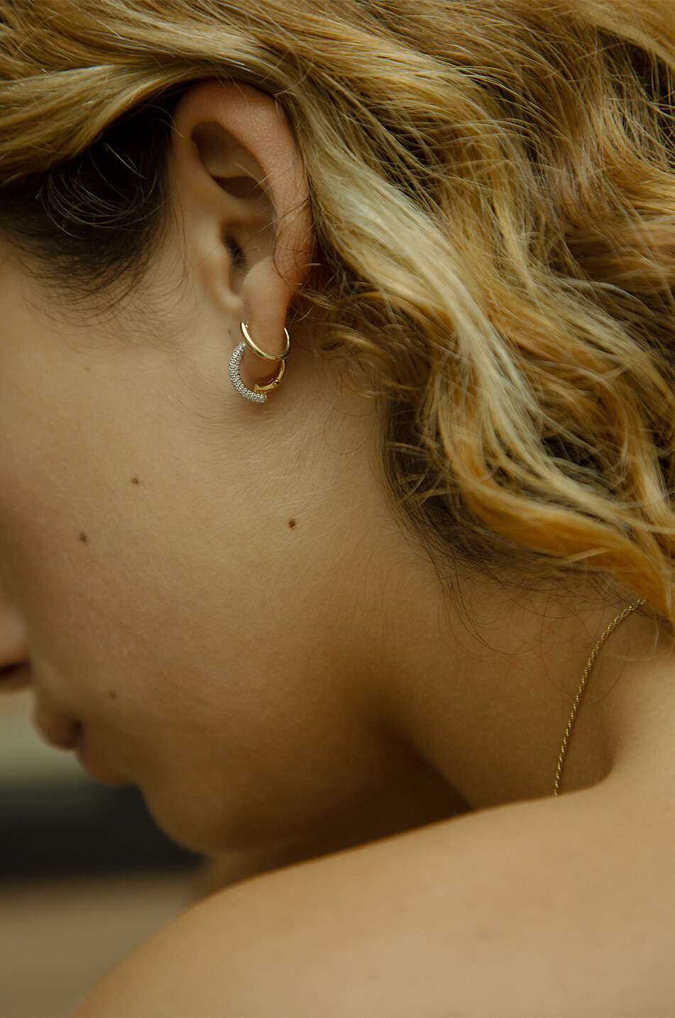 OTIUMBERG Petites créoles dorées ornées de zircons Chaos Femme JAUNE 2