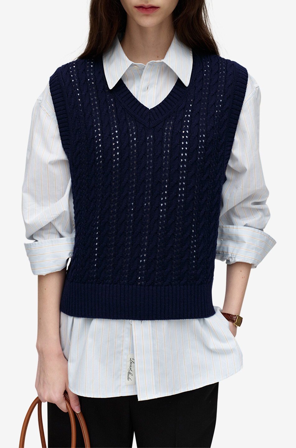 Ärmelloser Loch- und Zopfstrick-Pullover mit V-Ausschnitt