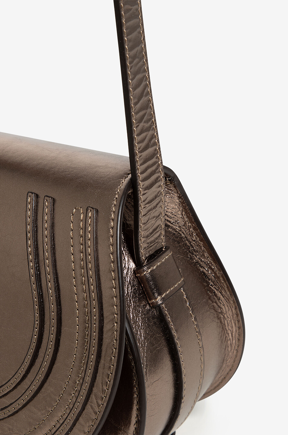 Schultertasche aus Metallic-Leder Marcie Saddle Small