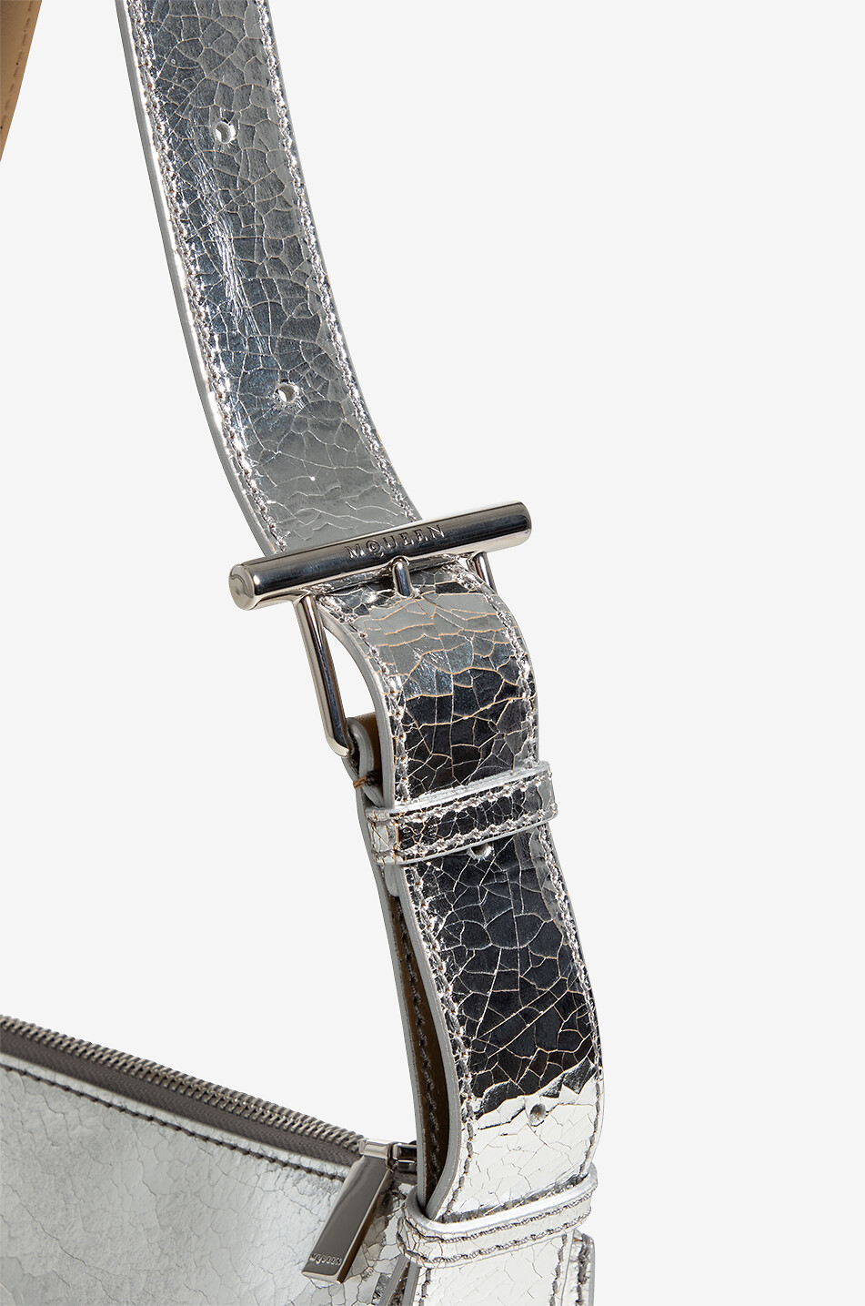 Sac porté épaule en cuir argenté craquelé Pochette McQueen T-bar Sling