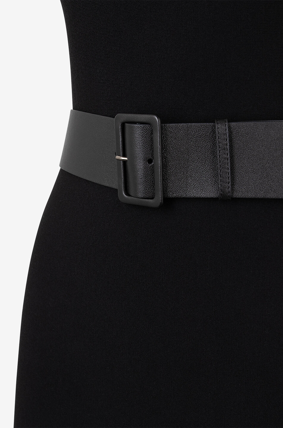 Langes ärmelloses Feinstrickkleid mit Gürtel