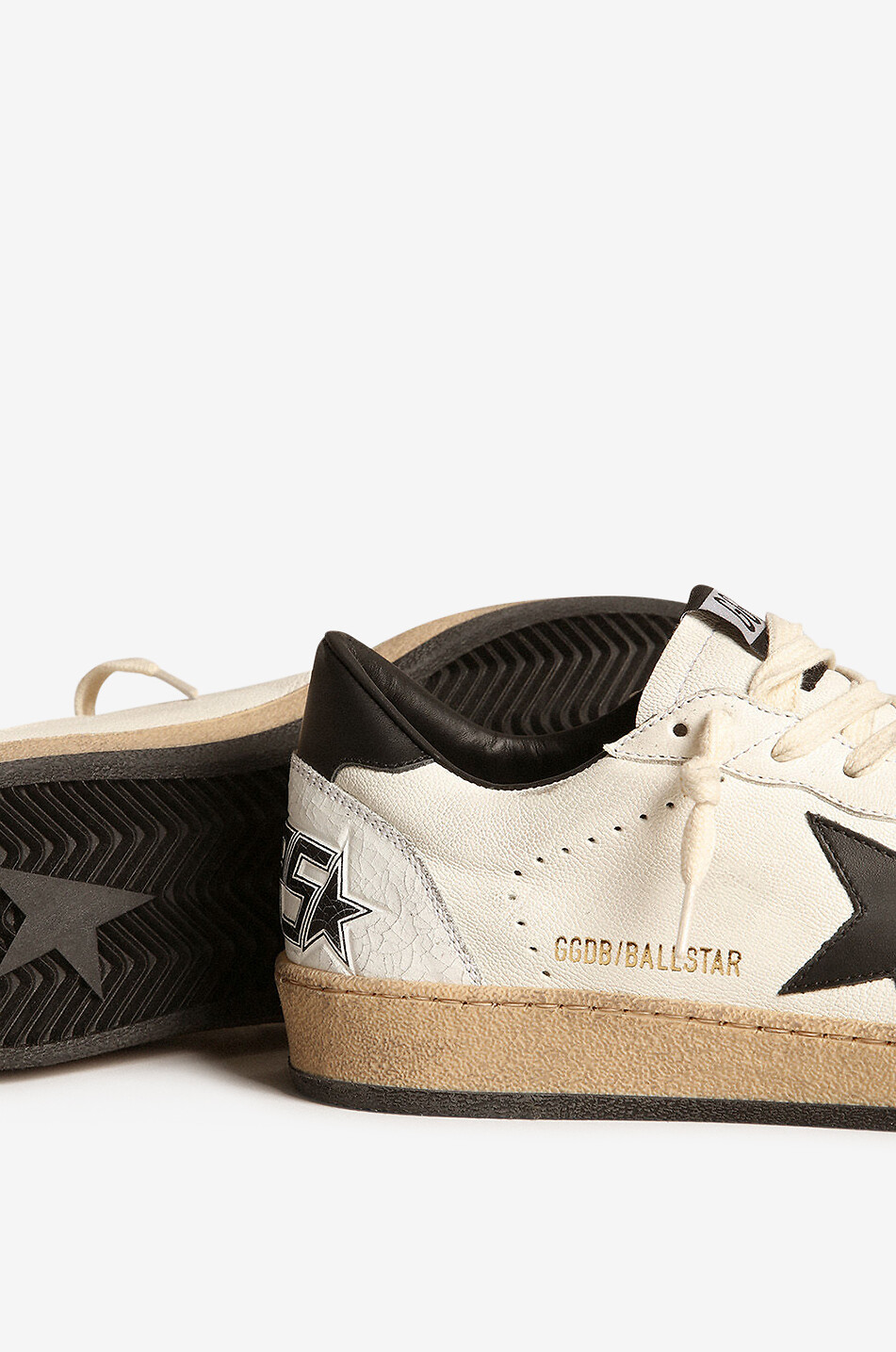 GOLDEN GOOSE Niedrige Sneakers aus genarbtem Leder mit schwarzem Stern Ball Star Herren CREMEFARBEN 7
