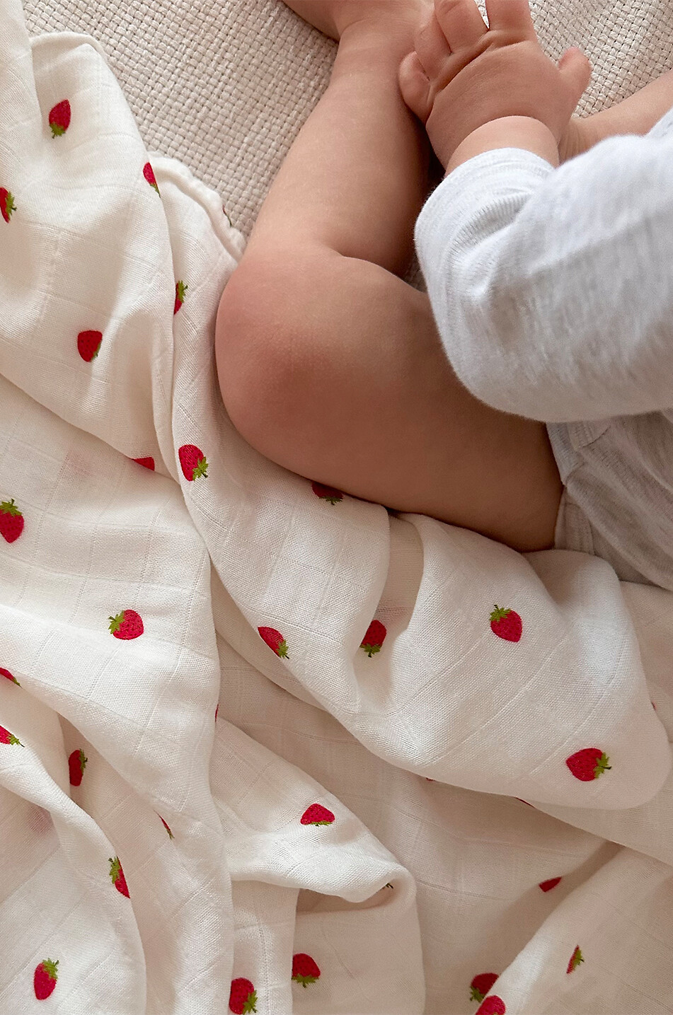 JOLI NOUS Babytuch Le Lange XL Fraise Baby WEISS 2