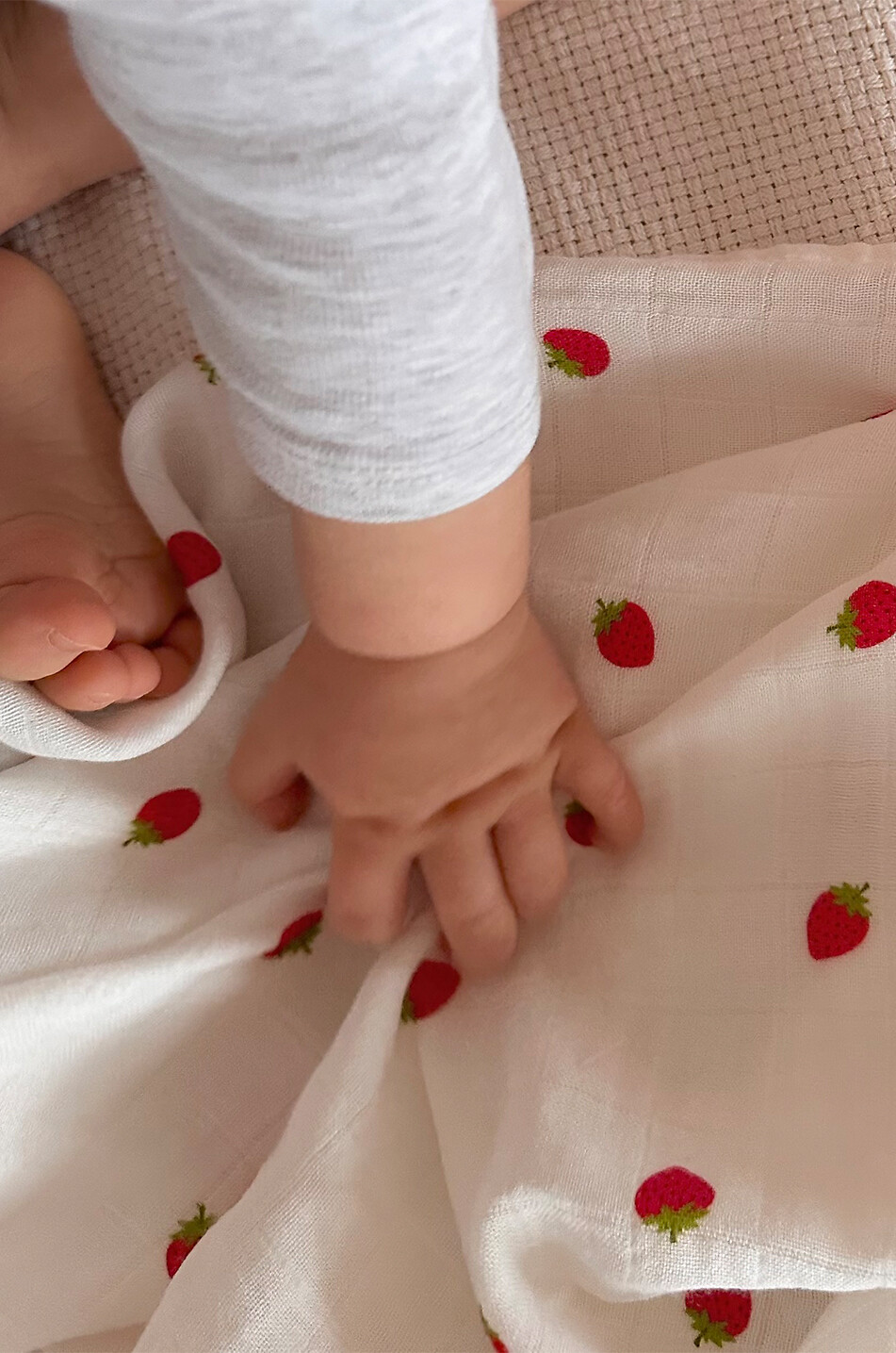JOLI NOUS Babytuch Le Lange XL Fraise Baby WEISS 3