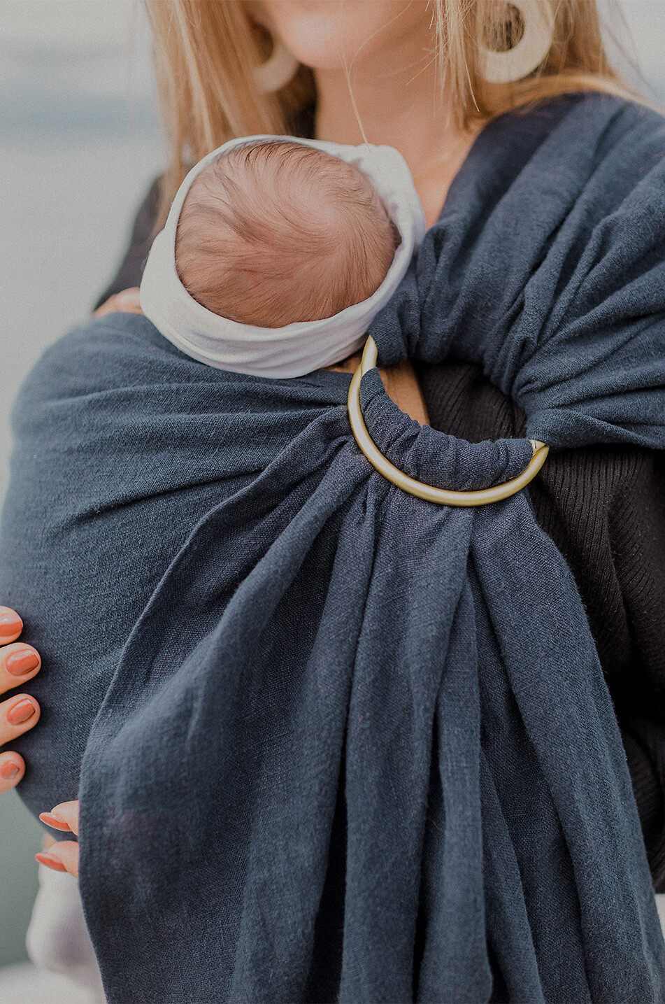 JOLI NOUS Baby-Tragetuch aus Leinen Ring Sling Marine Baby DUNKELBLAU 2