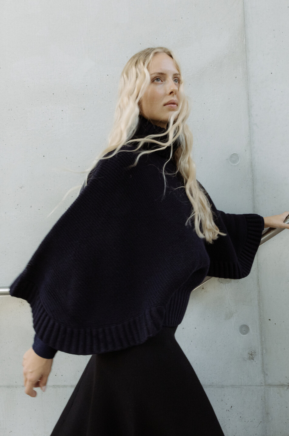 CHLOE Pull cape épais en laine et cachemire à col roulé Femme BLEU 3