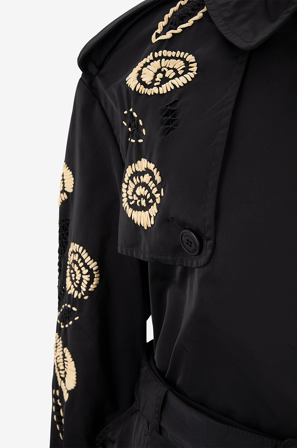Satin-Trenchcoat mit Baststickereien und Laserausschnitten