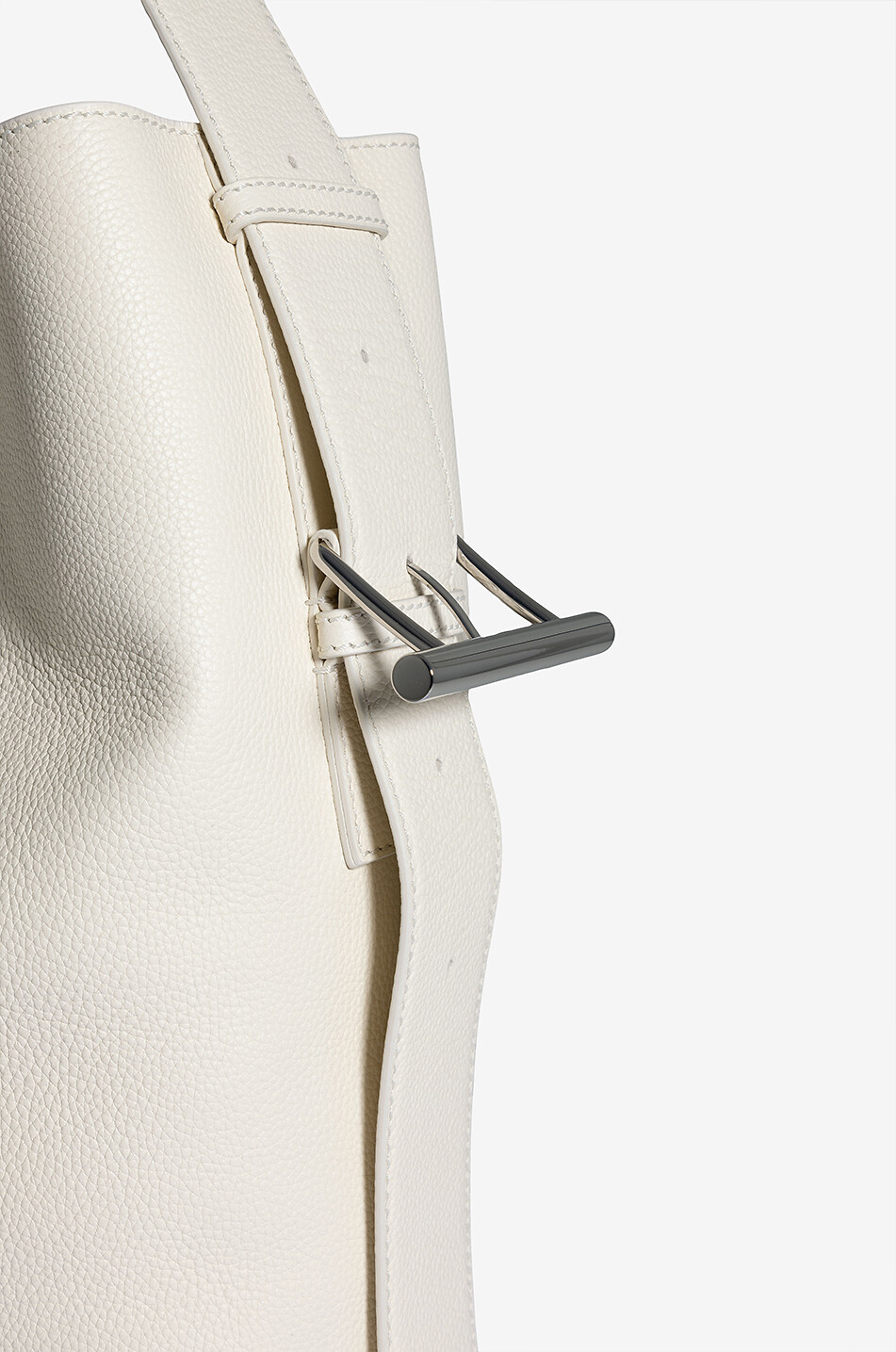 ALEXANDER McQUEEN Sac porté épaule en cuir grainé T-Bar Sling Femme BLANC CASSE 5