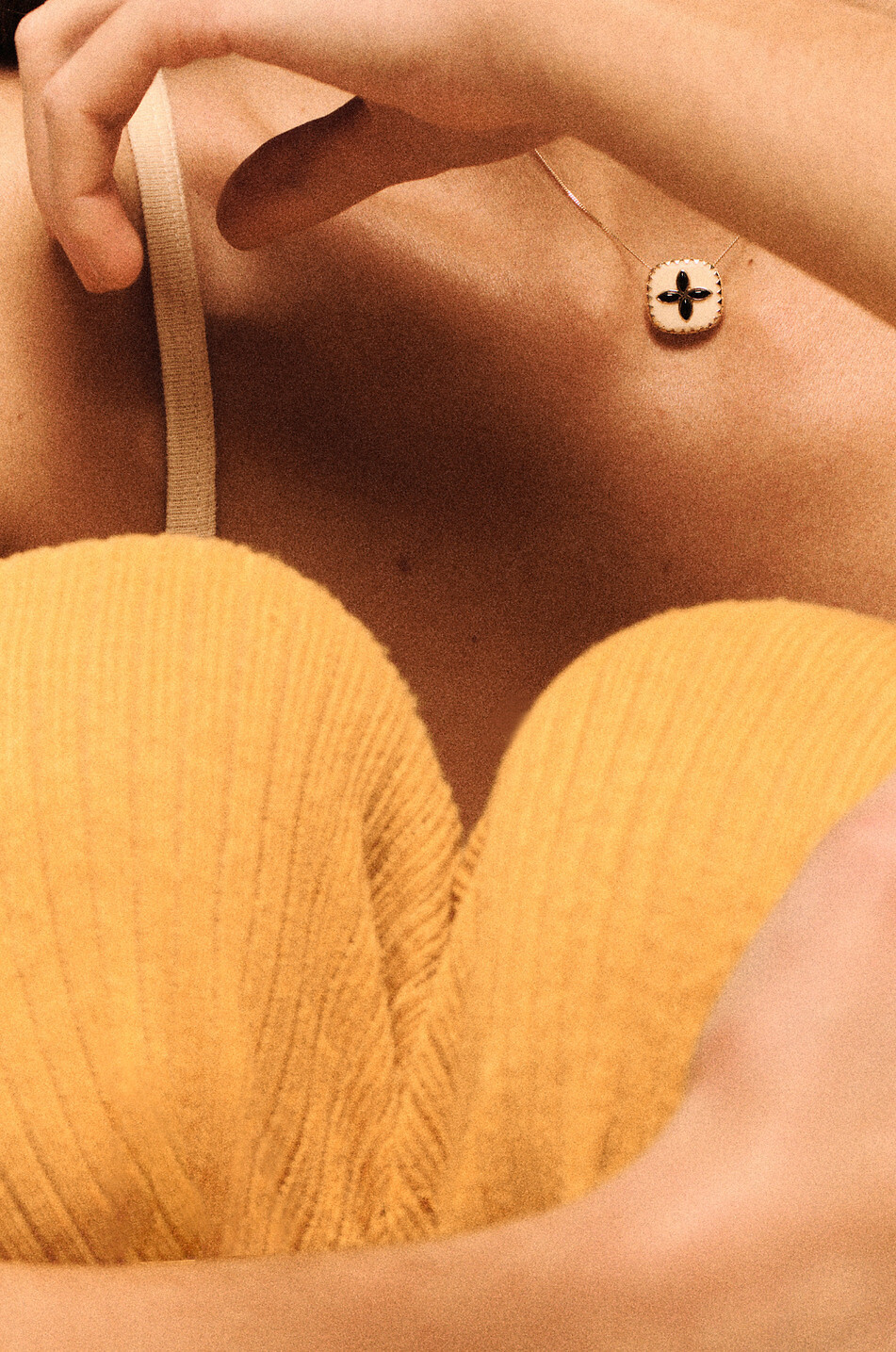 PASCALE MONVOISIN Collier en or avec pendentif onyx Bowie Femme BLANC CASSE 4