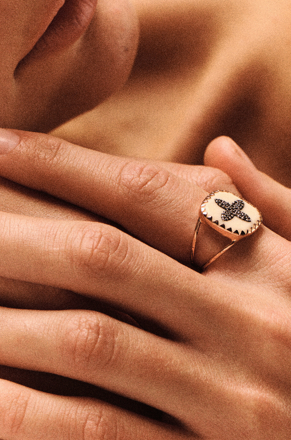 PASCALE MONVOISIN Goldring mit Kunstharz und Onyx Bowie N°2 Damen CREMEFARBEN 4