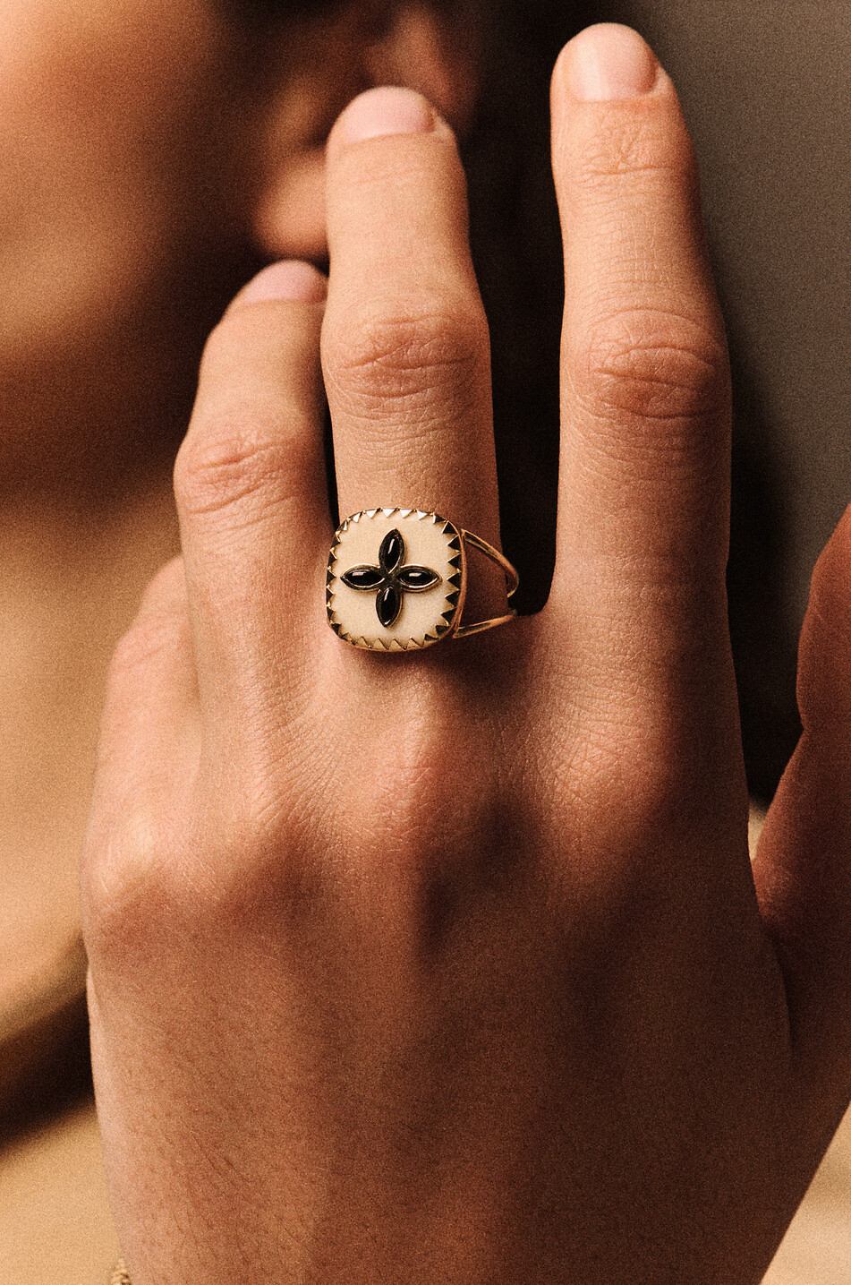 PASCALE MONVOISIN Goldring mit Kunstharz und Onyx Bowie N°2 Damen CREMEFARBEN 5