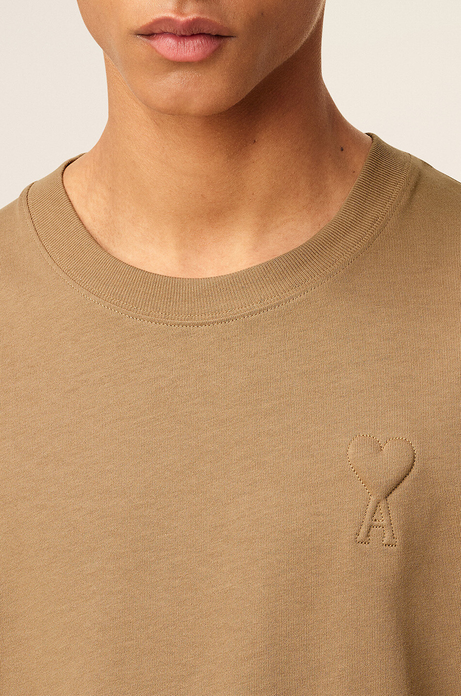 AMI Dickes Jersey-T-Shirt mit Logo Herren KAMELFARBEN 5