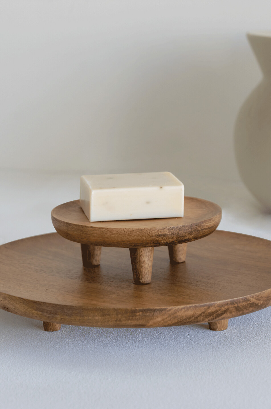 URBAN NATURE CULTURE AMSTERDAM Mango wood footed serving tray Home BROWN 2