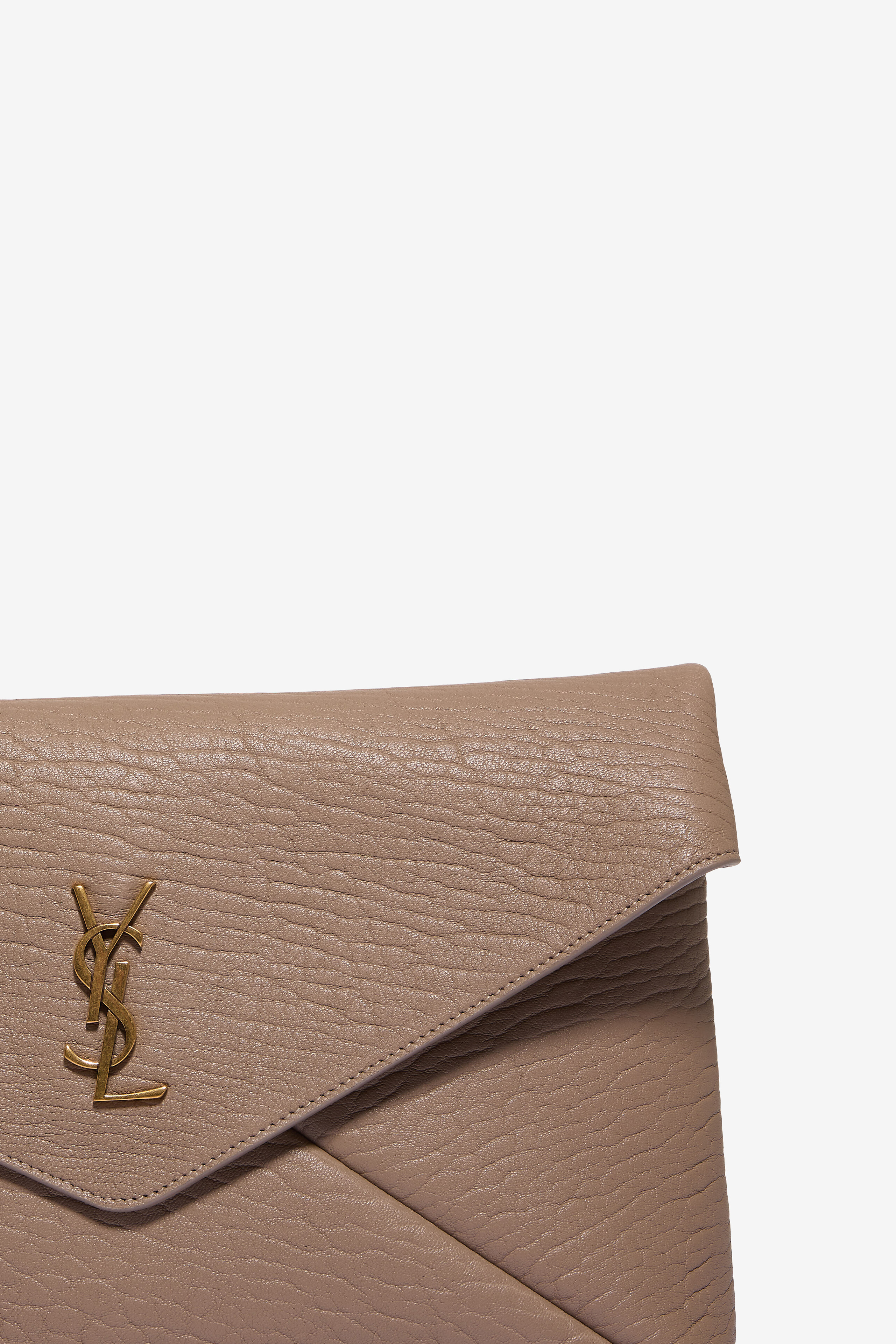 SAINT LAURENT PARIS Pochette enveloppe en cuir d'agneau grainé Cassandre Large Femme BEIGE 5