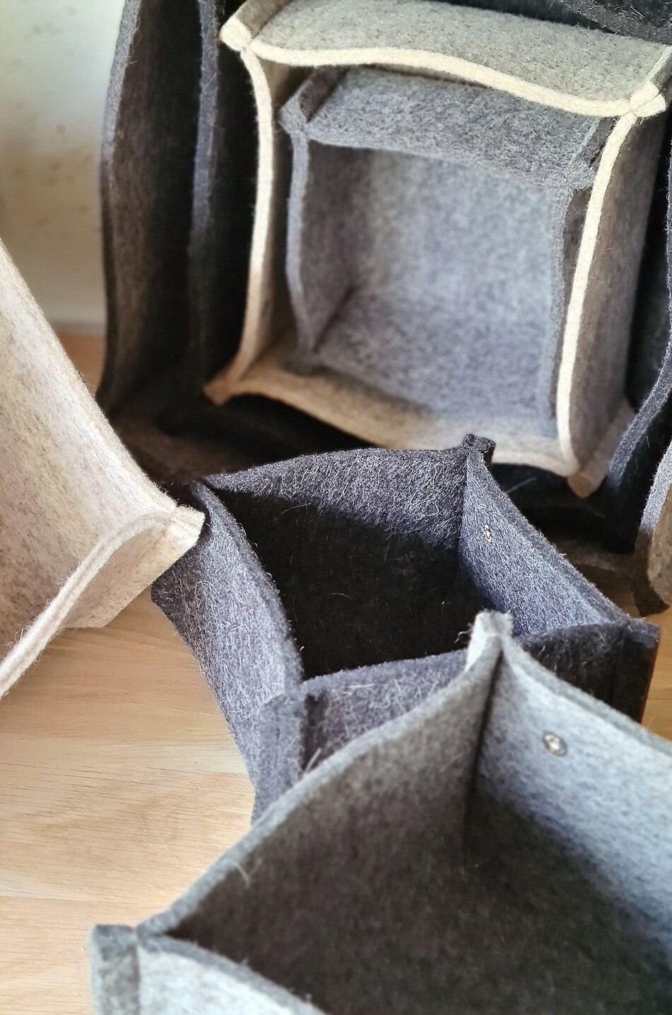 ANGEL DES MONTAGNES Quadratisches Körbchen aus Filz Borsalino XL Haus GRAU 2