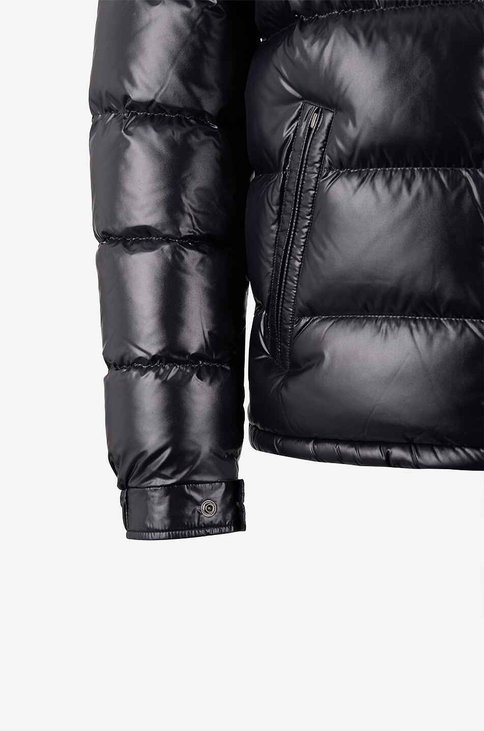 Kurze Kapuzendaunenjacke aus Lack-Nylon Moncler Maya