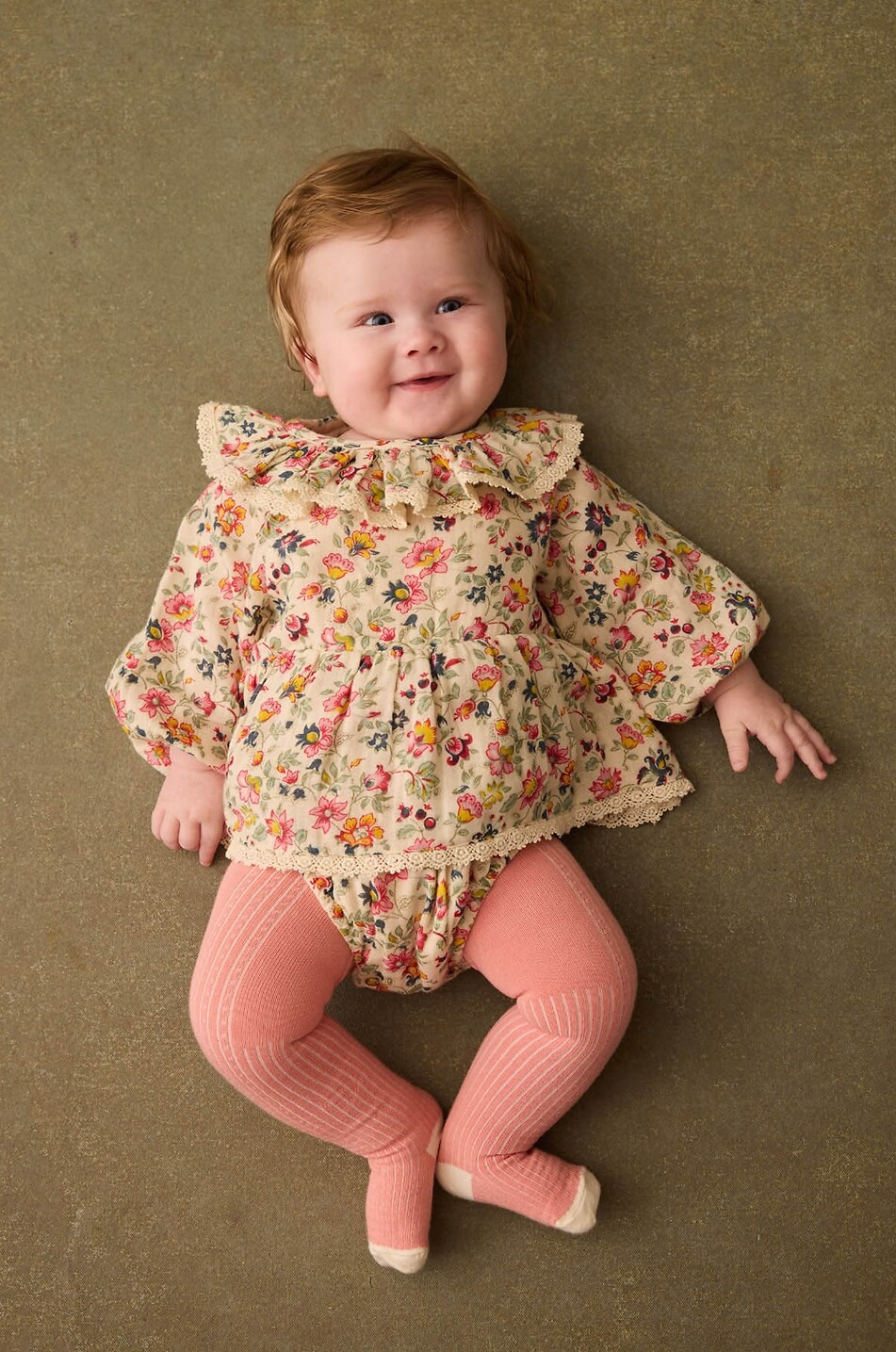 LOUISE MISHA Barboteuse bébé en coton bio fleuri India Bébé Beige clair 4