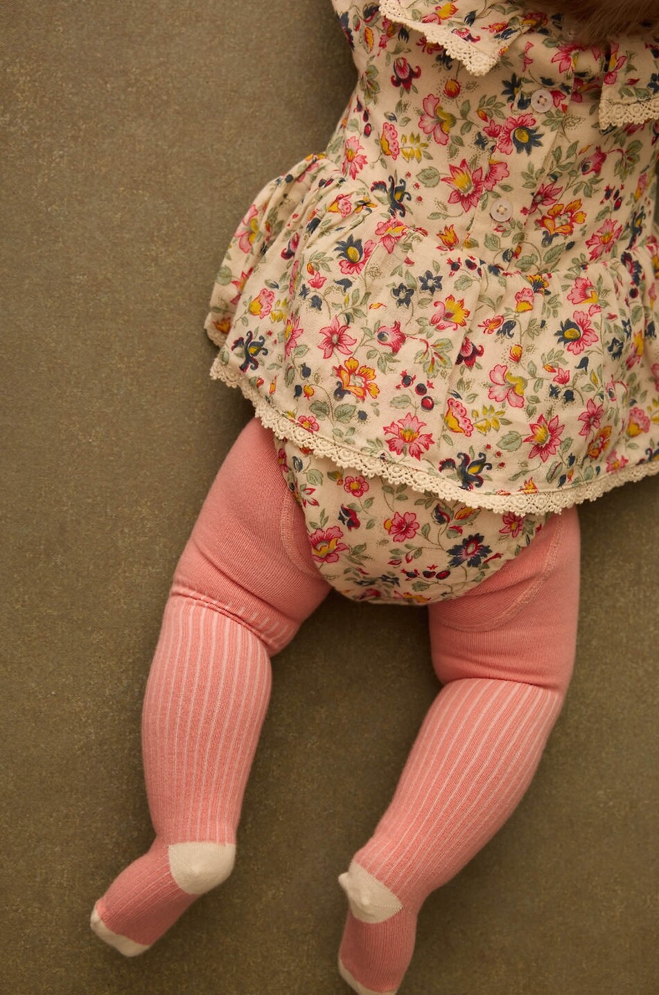LOUISE MISHA Barboteuse bébé en coton bio fleuri India Bébé Beige clair 5