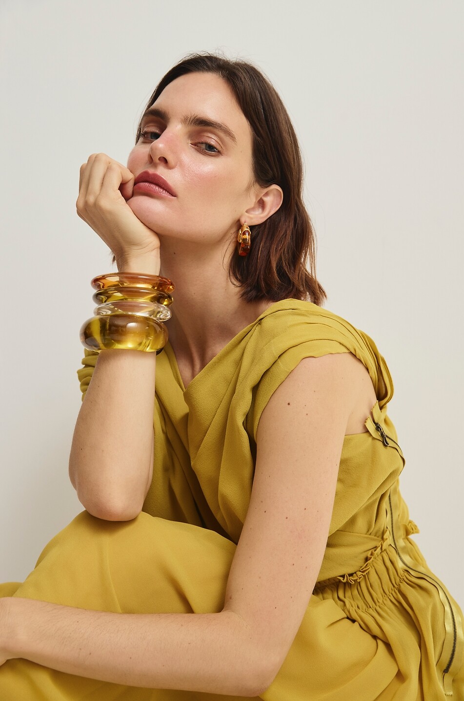 LIZZIE FORTUNATO Créoles en résine et laiton Organic Hoops Honey Femme BEIGE 2