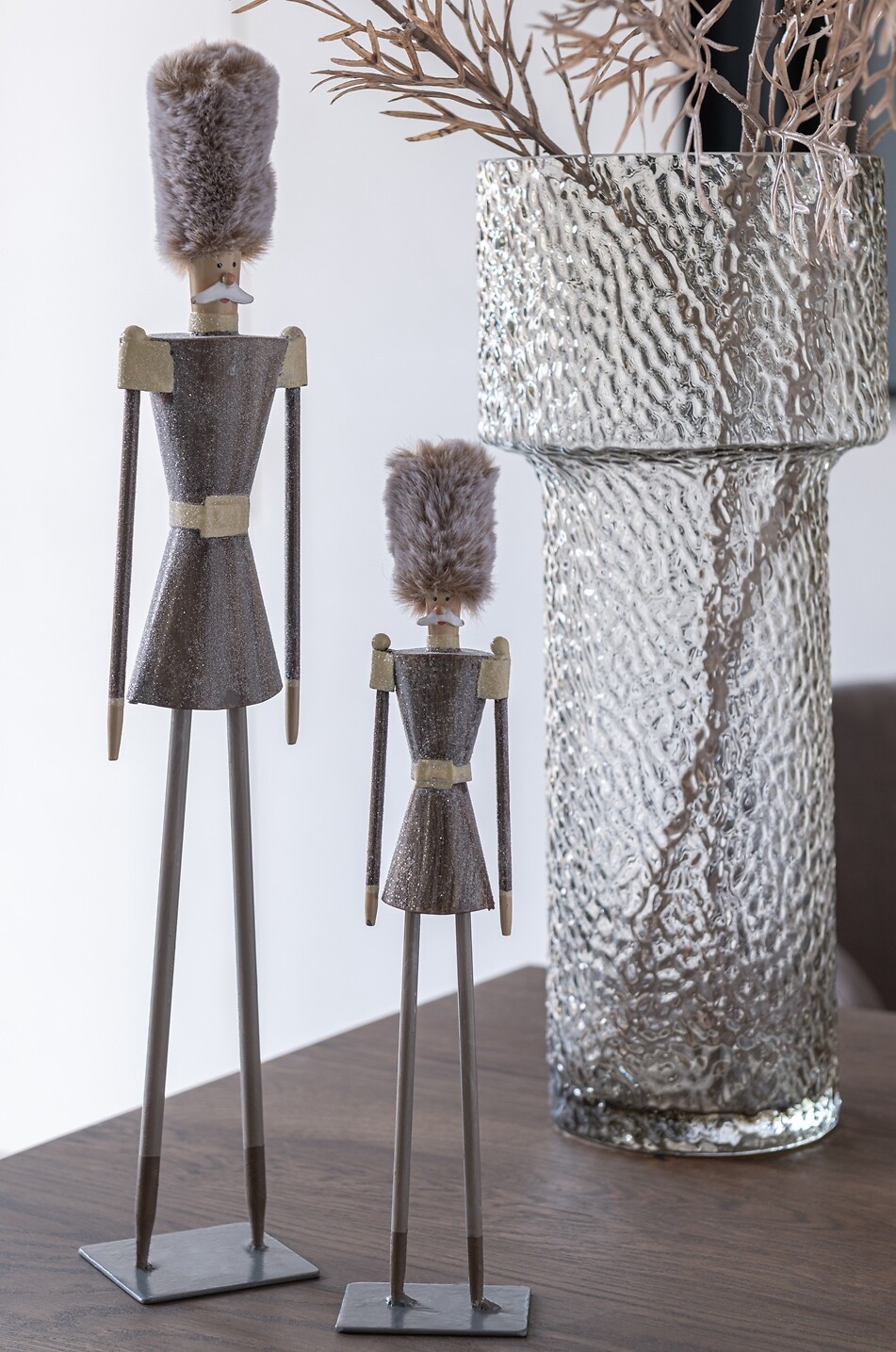 JOLIPA Dekorativer Standfigur-Soldat aus edlem Metallguss Modell L Haus BRAUN 3