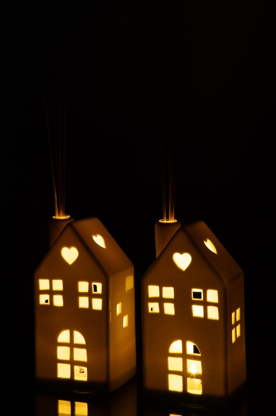 JOLIPA Hochwertiges Set mit 2 Haus-förmigen LED-Vasen Haus WEISS 3