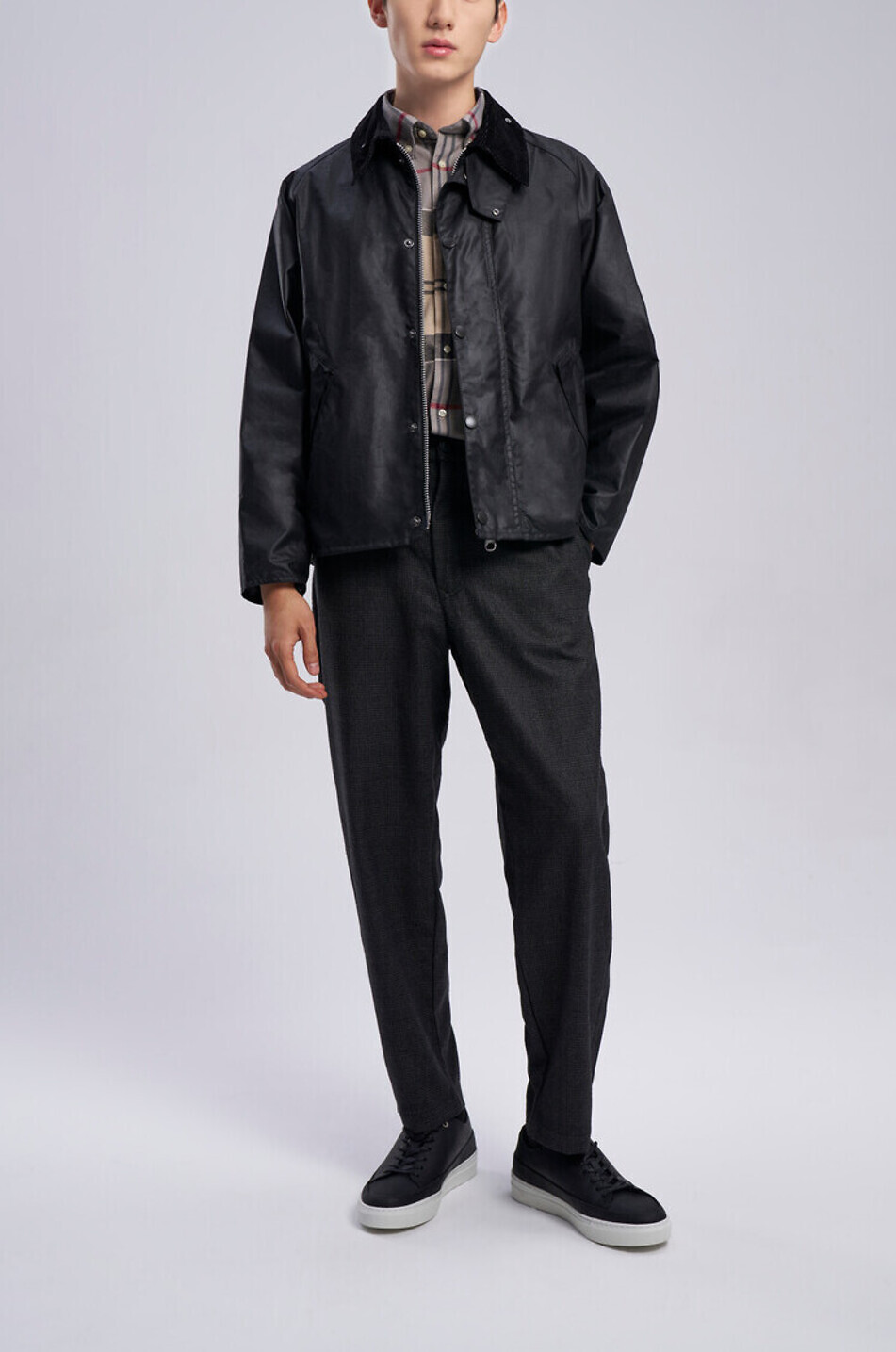 BARBOUR Kurze Wachsjacke mit Hemdkragen Herren SCHWARZ 10