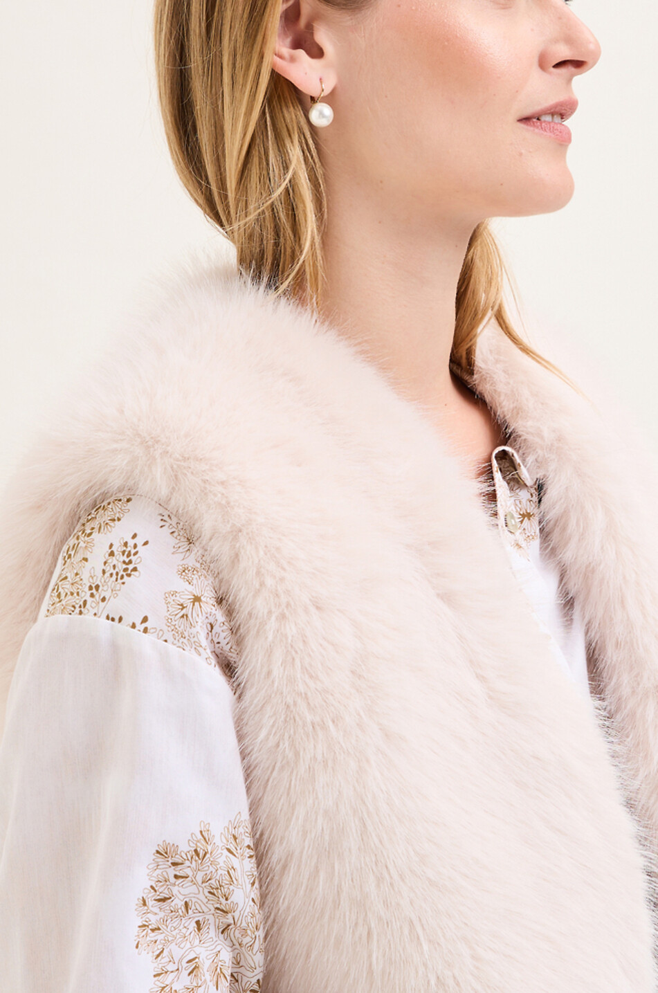 LAURENCE TAVERNIER Gilet duveteux en fourrure synthétique Colette Femme Beige clair 5