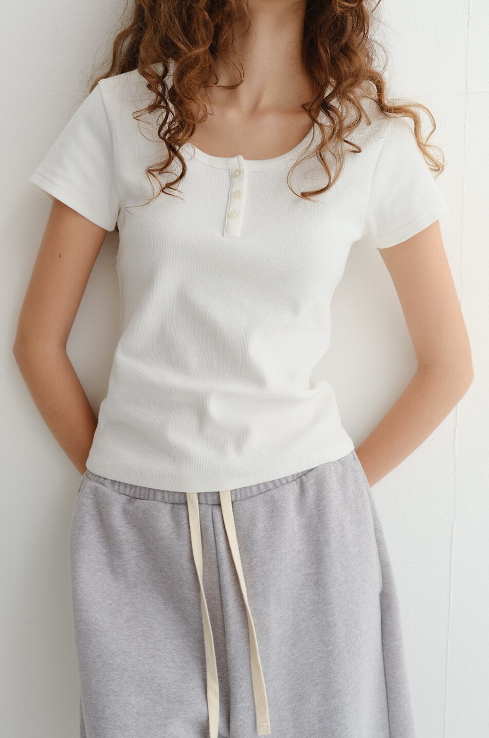 DUNST Top à manches courtes en jersey à col Henley Femme BLANC CASSE 5