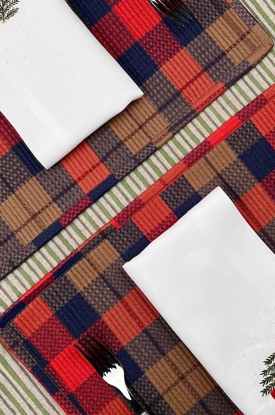 THE TABLE LOVE Baumwoll- und Leinenserviette mit Stickerei Christmas Truck Haus BUNT 3