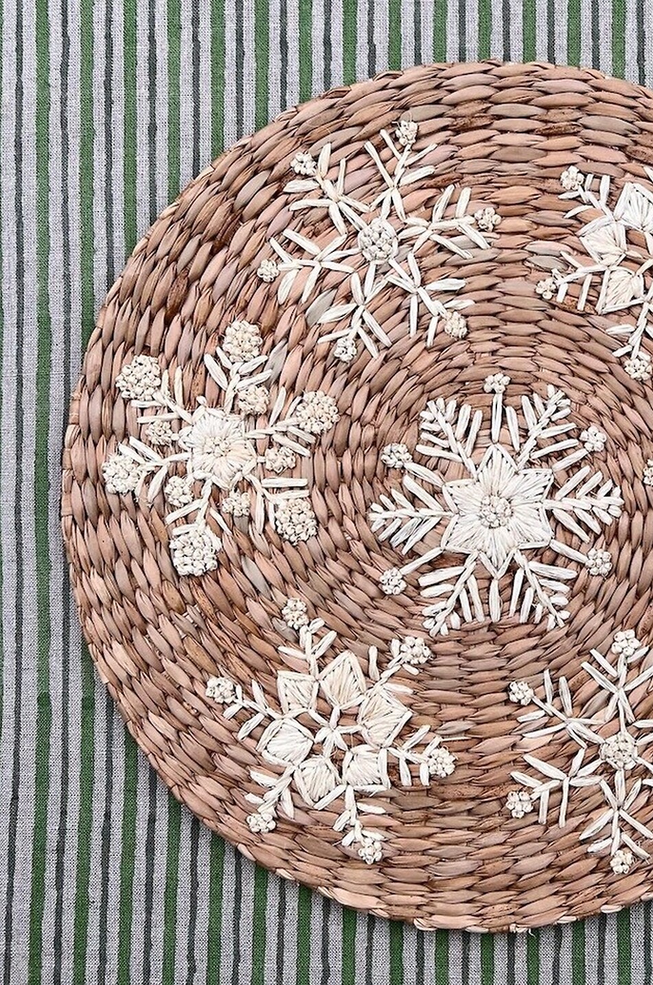 Snowflake embroidered round raphia placemat