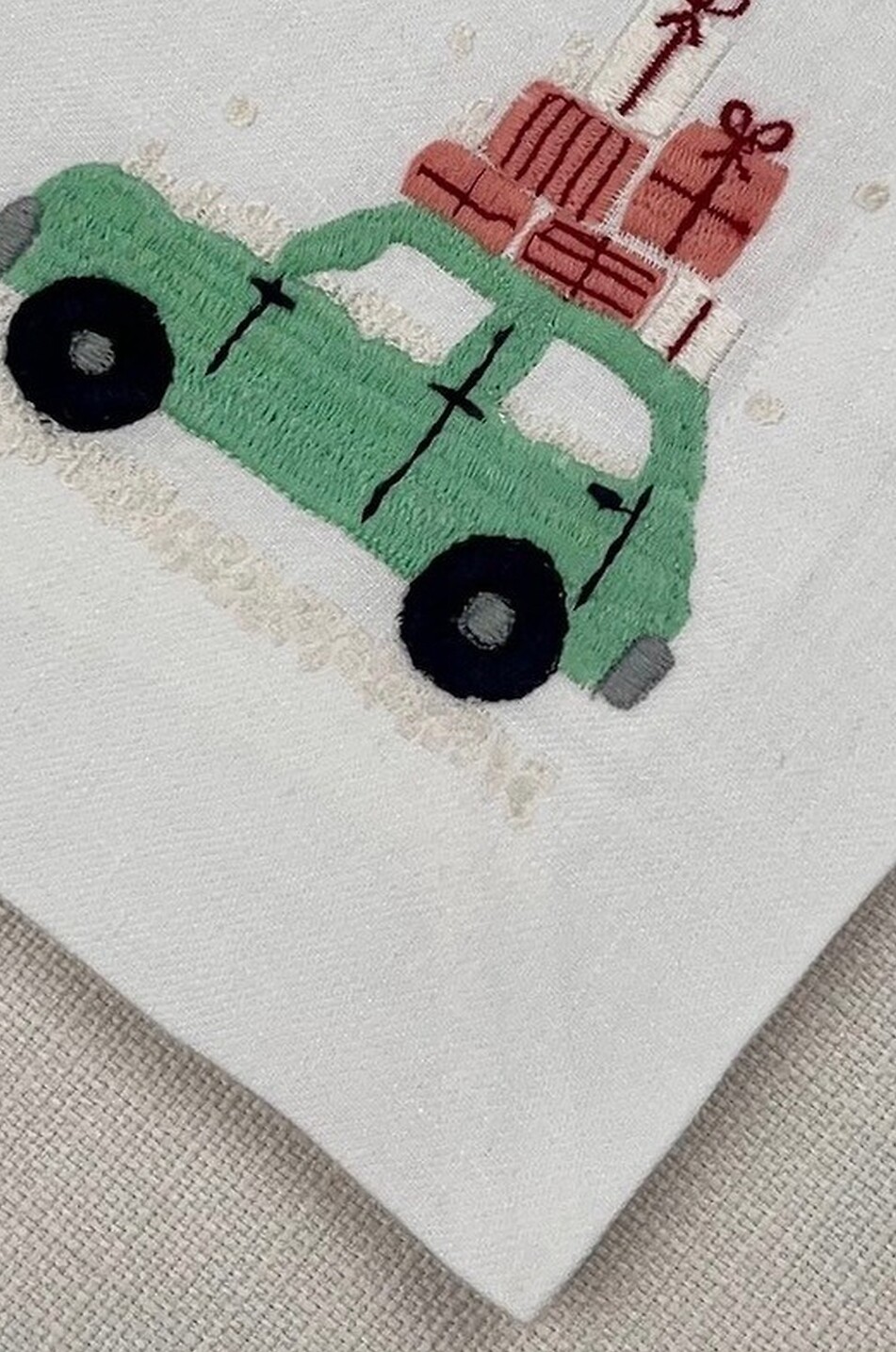 THE TABLE LOVE Serviette de table en lin et coton brodé Christmas Truck Maison MULTICOLORE 2