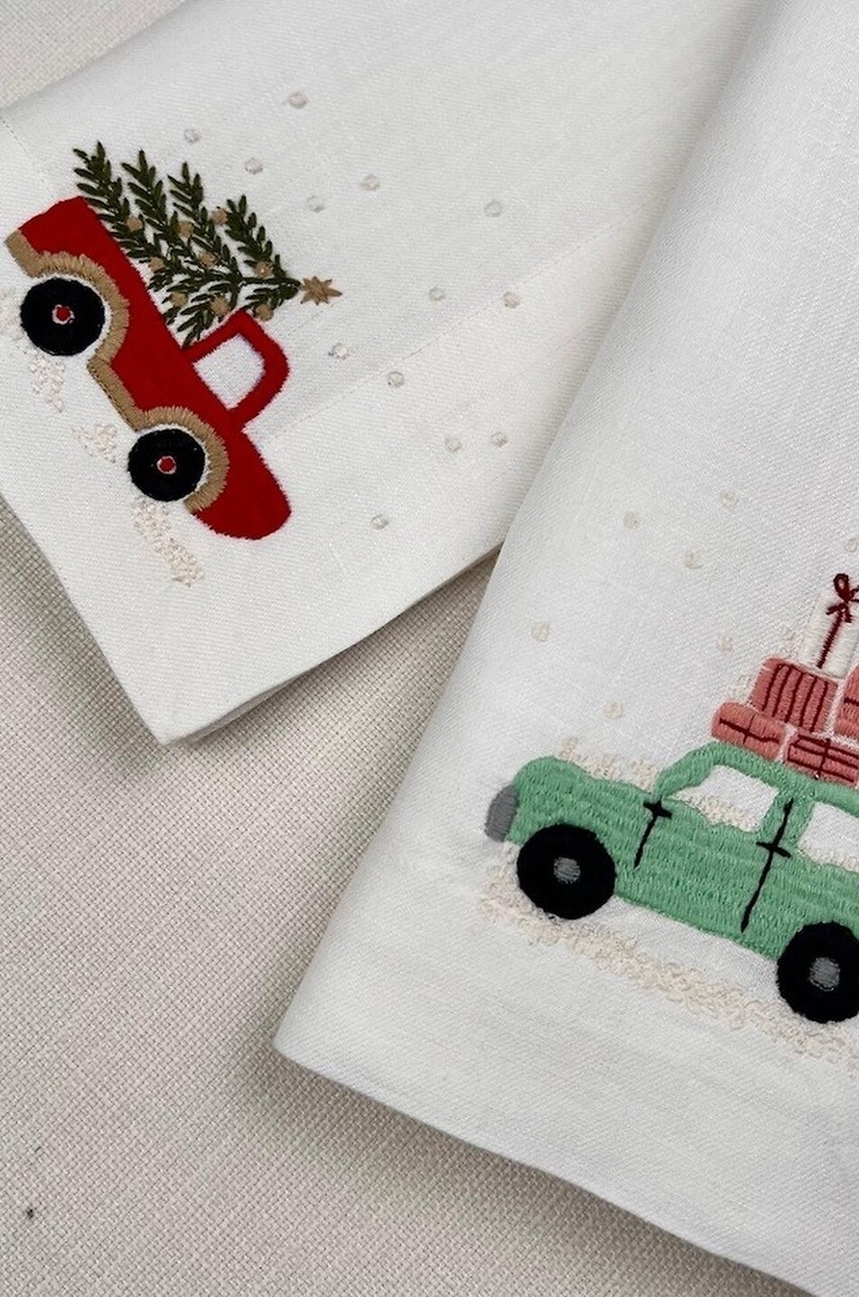 THE TABLE LOVE Serviette de table en lin et coton brodé Christmas Truck Maison MULTICOLORE 3