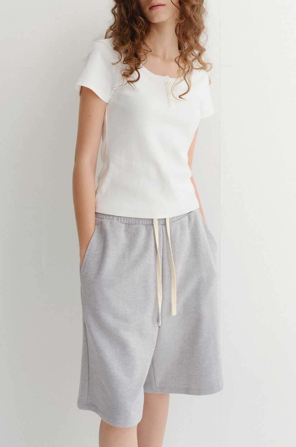 DUNST Top à manches courtes en jersey à col Henley Femme BLANC CASSE 7