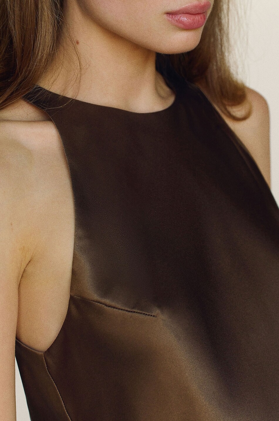 REFORMATION Top sans manches en satin de soie Saskia Femme MARRON 6