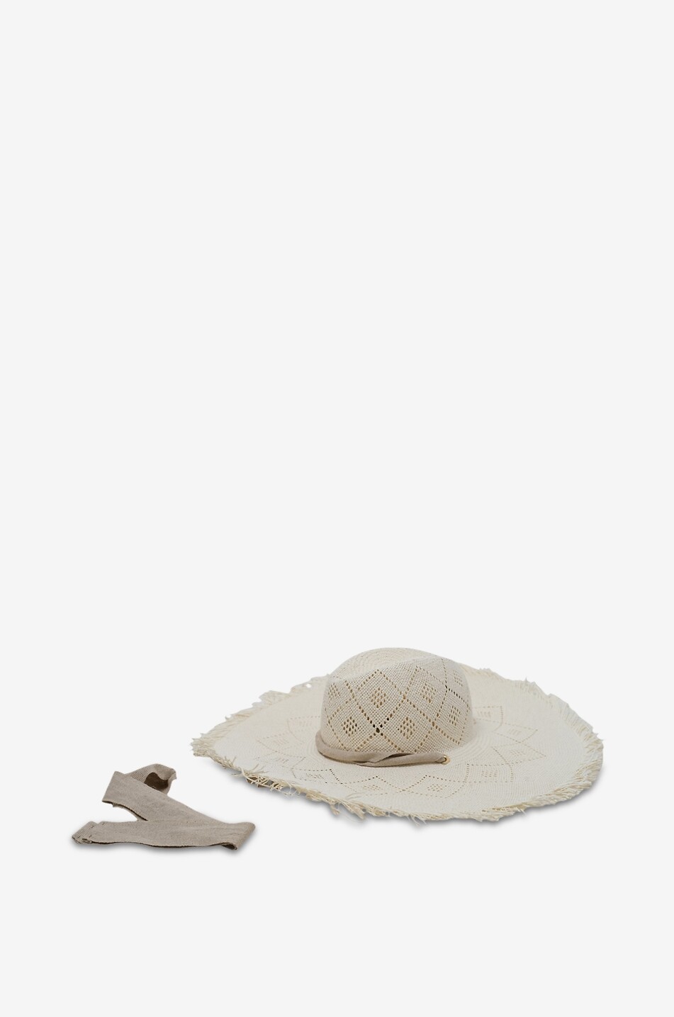 Chapeau tissé ajouré en raphia à franges