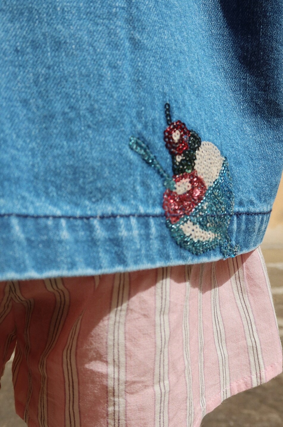 KONGES SLØJD Kurze Jeansjacke mit Pailletten für Mädchen Magot Mädchen BLAU 4