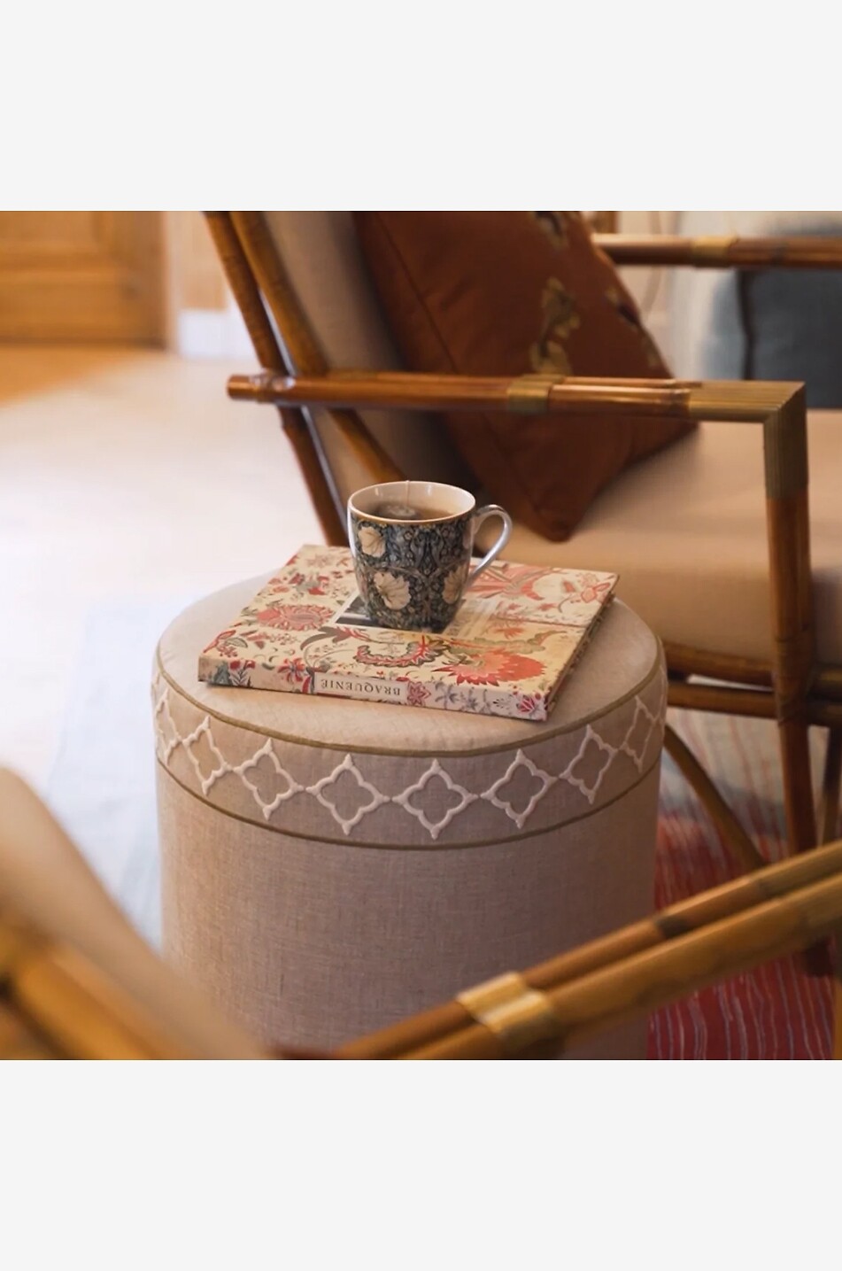 LA CASANO Ogee Lueur d'Ivoire piped natural linen cylindrical pouffe Home BEIGE 2
