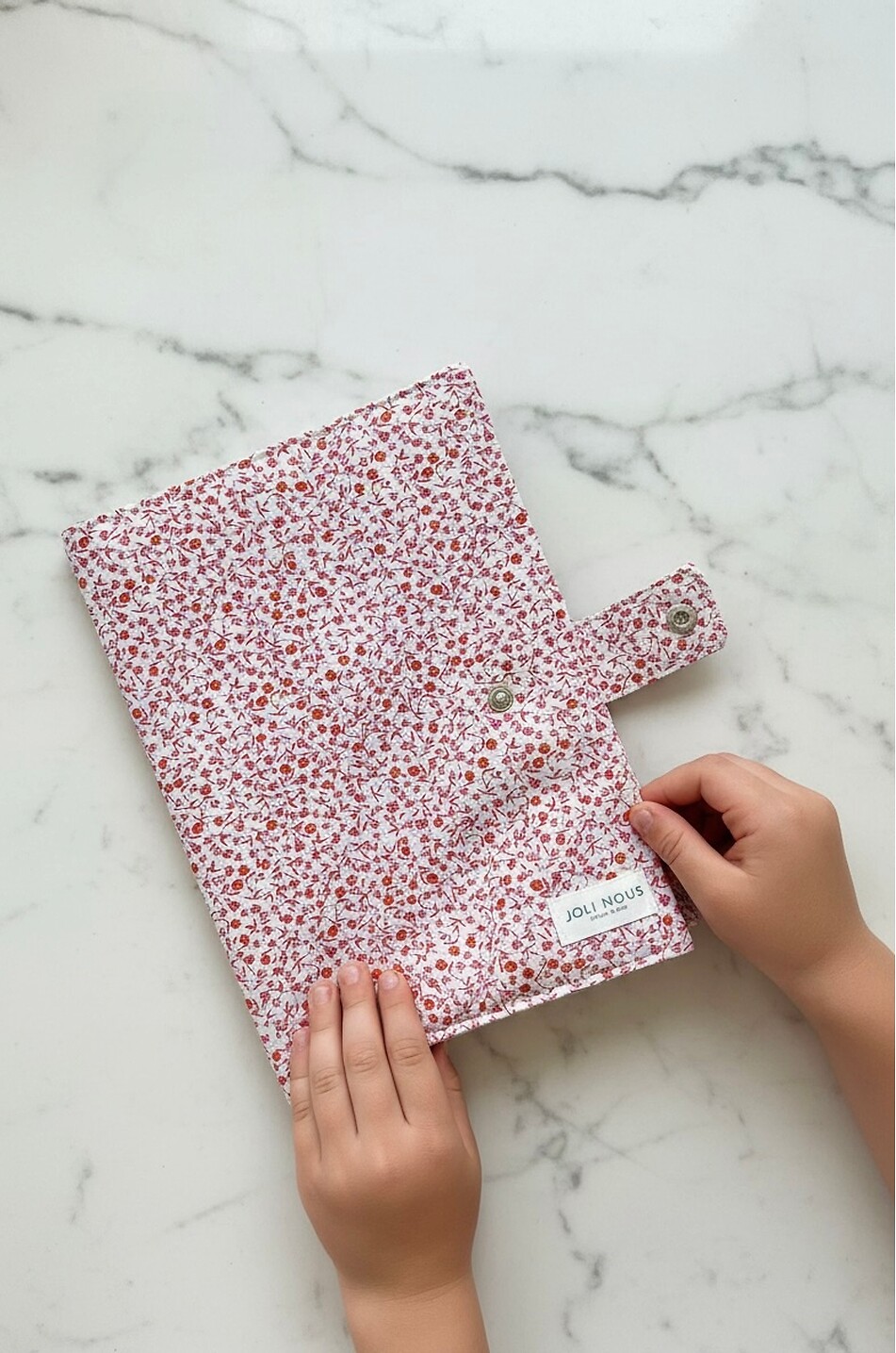 JOLI NOUS Gesundheitsheft-Hülle mit Fantasiemuster für Babys Baby ROSA 2