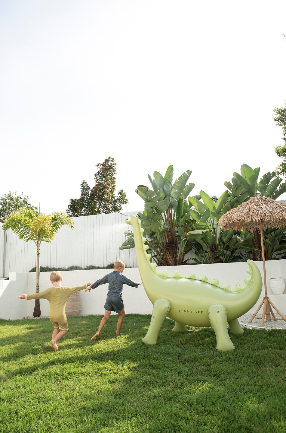 SUNNYLIFE Arroseur géant dinosaure Dino Giant Sprinkler Into the Wild Unisexe VERT 3