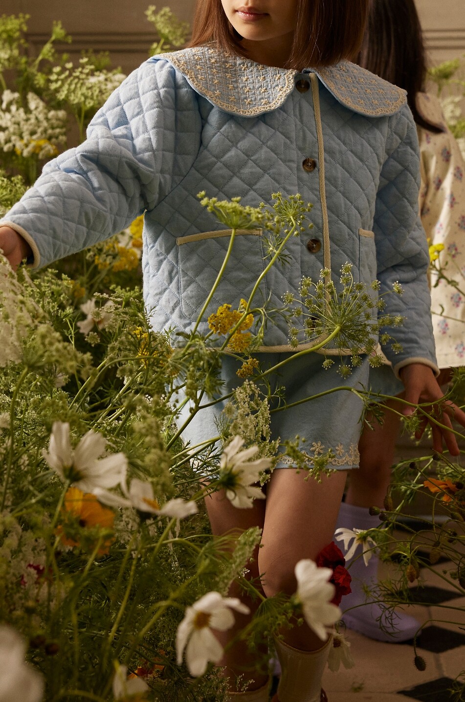 LOUISE MISHA Mädchen-Steppjacke aus Bio-Baumwolle mit besticktem Kragen Augustina Mädchen BLAU 2