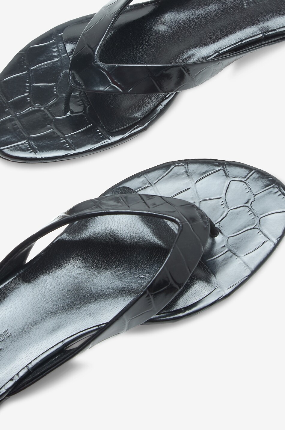LE MONDE BERYL Crocodile-effect calfskin leather flip-flops Women BLACK 4