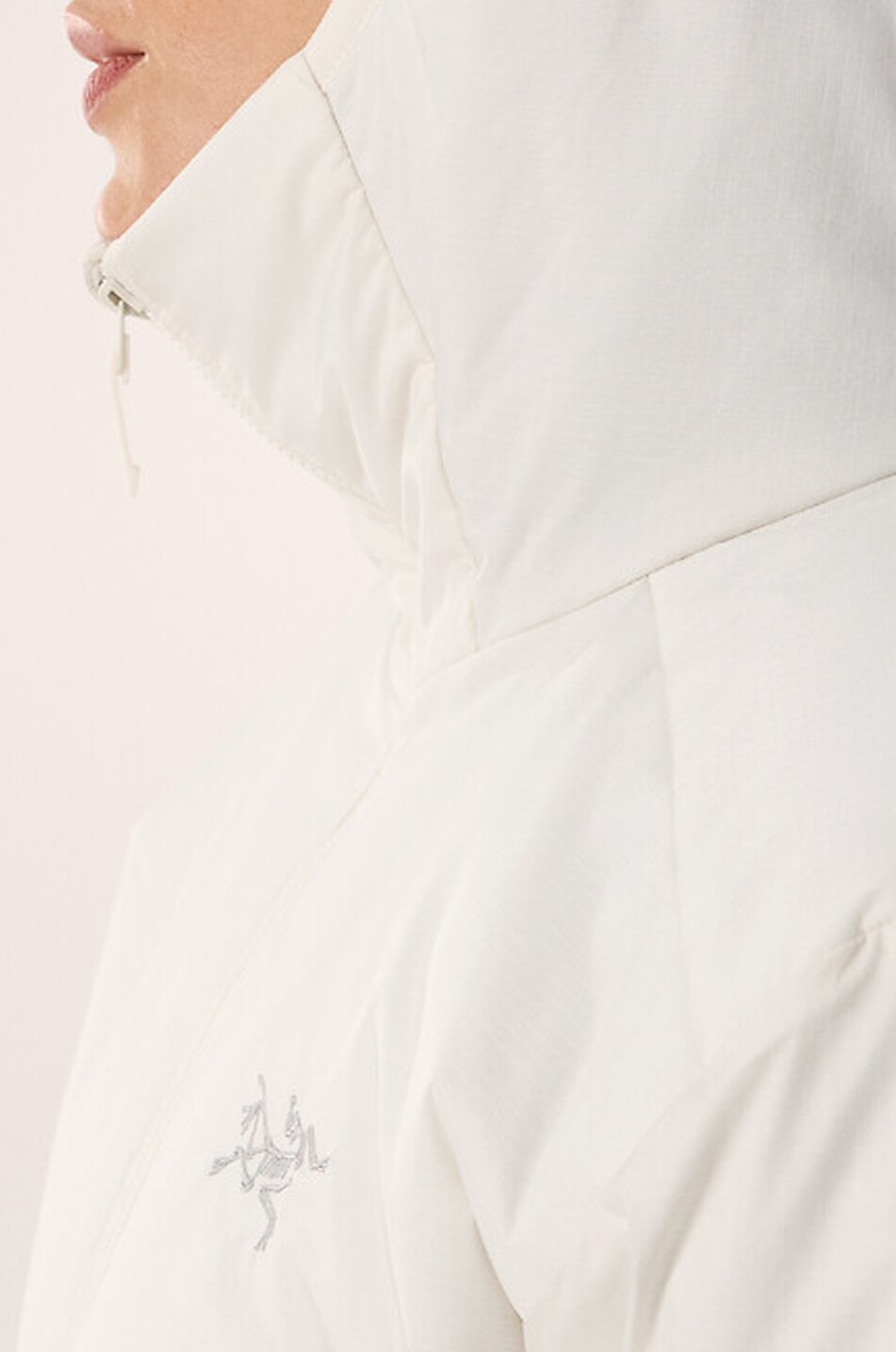 ARC'TERYX Doudoune courte à capuche en nylon Atom SV Femme BLANC CASSE 7