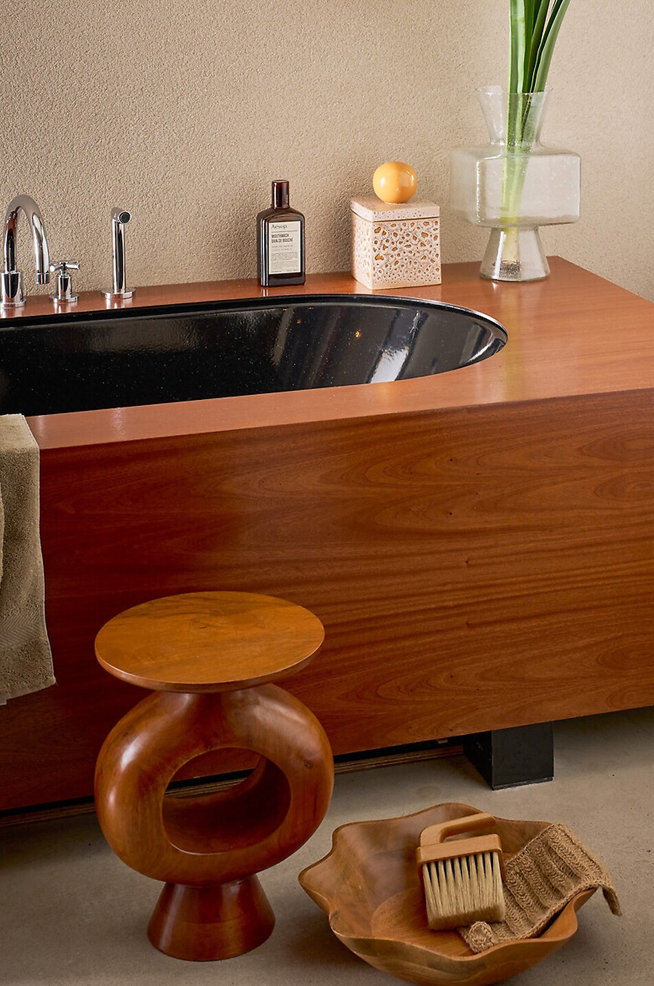 URBAN NATURE CULTURE AMSTERDAM Servierteller aus Mangoholz Bonnie Haus BRAUN 4