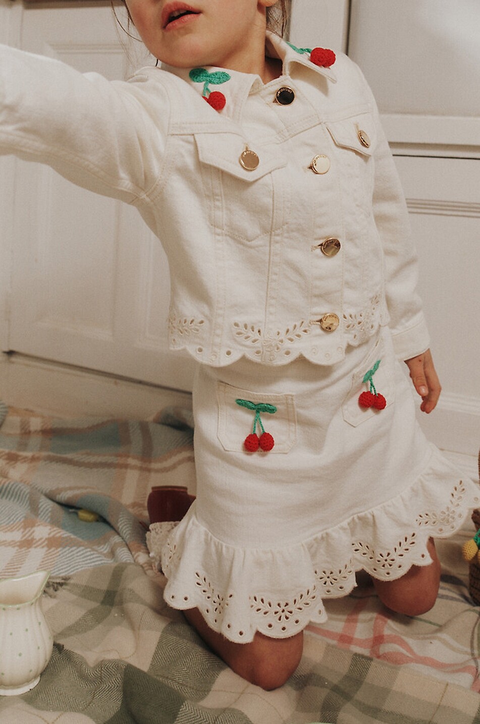 SELF PORTRAIT Kurze Mädchen-Jeansjacke mit Baumwollapplikation Mädchen CREMEFARBEN 4